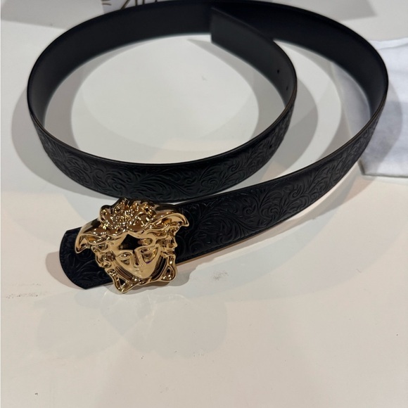 Like new mens Versace Black Leather Belt with Gold Medusa Buckle - Picture 2 of 4